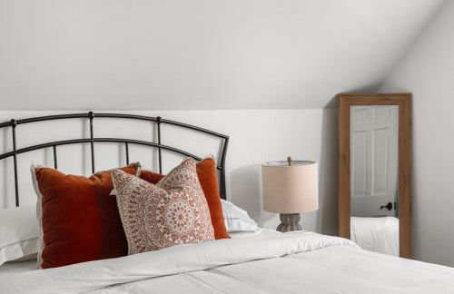 Walkable Grant Park 1920s Home with King Bed - Photo 3