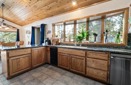 North Shore Lakefront - Spacious Lakefront with Hot Tub, & Game Room - Foto 28