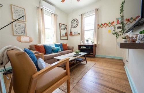 Breezy 1BR Retreat Walk to UofA and Spring Fun - Foto 22