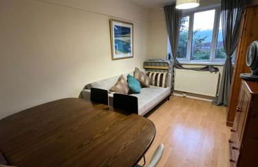 2 Bed - Greenwich Flat - Sleeps 5 - 1 Minute From New Eltham Train station - Foto 1