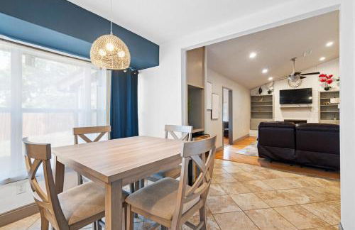 Spacious 4BR w Fenced Yard - Foto 21