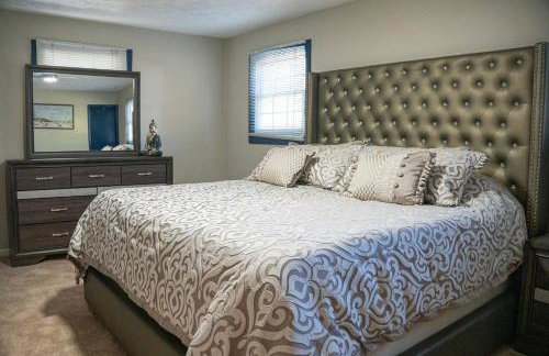 Charming 3 Bedroom Home with Spacious Living and Convenient to Shopping & Interstate - Foto 1