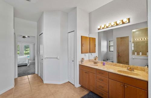 Tranquil & Spacious Family Retreat Swimming Pool - Foto 25