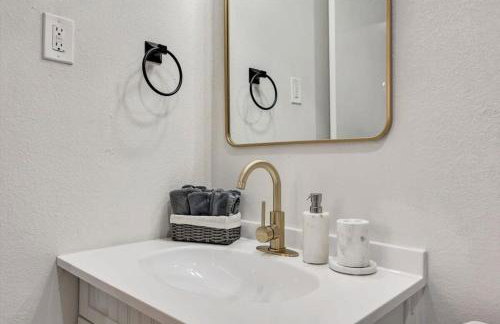 Luxury 4Bed 2Bath Hidden Gem w Backyard Oasis - Foto 21