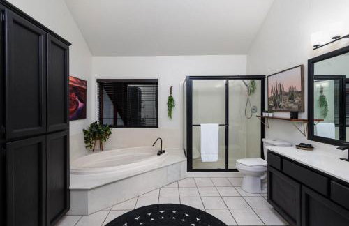 Luxe Boutique-Style Home w/Indoor Hot Tub - Foto 19