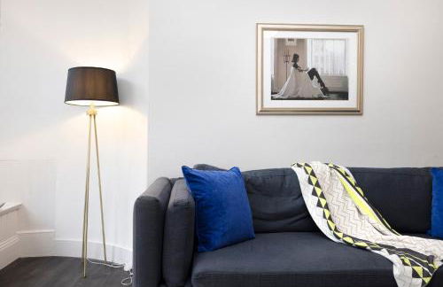 JOIVY Iconic Cockburn Street 4 Bedroom Apartment: Heart of Old Town - Foto 18