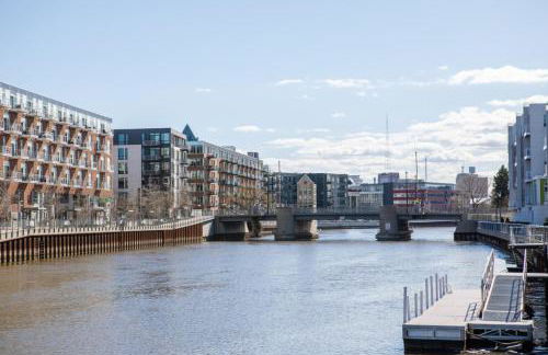 The Brady Corner Suite - Near Fiserv with Balcony - Foto 25