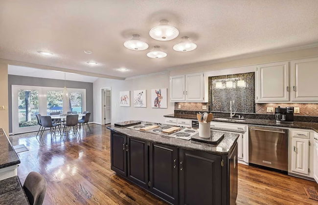 Lakefront Home Private Dock, Tiki Bar, Firepit Shore to Please by Avantstay - Foto 9