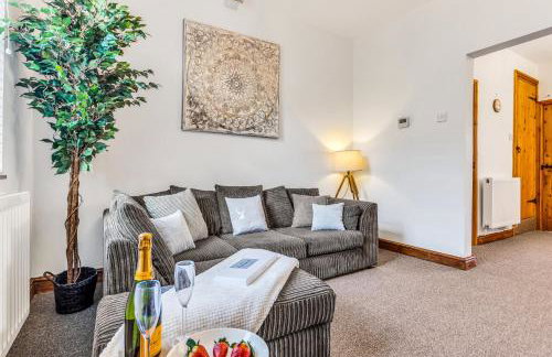 Comfortable 3 Bedroom Gem with 2 Bathrooms Perfect for Groups - Photo 22