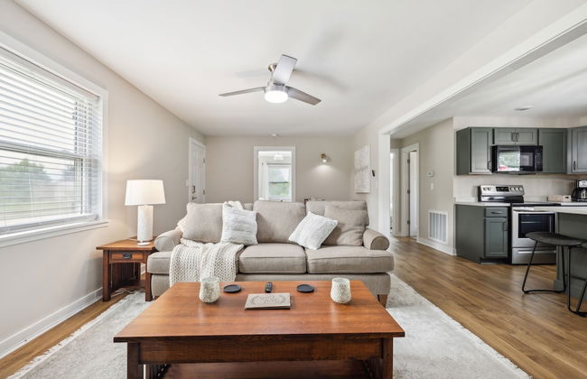 Tranquil Cozy 3br Home With Deck & Bbq 3 Bedroom Home by RedAwning - Photo 18