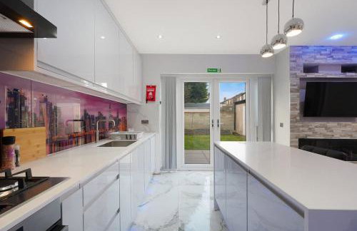 Stylish Home With Free Parking And Easy City Access - Photo 24