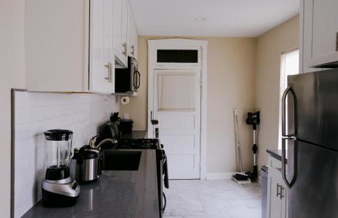 Chicago Chic, Cozy 1BR with Stylish Workspace - Photo 7