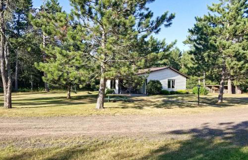 Fish and Hike Wooded Cabin 9 Mi to Lake Nebagamon! - Foto 24