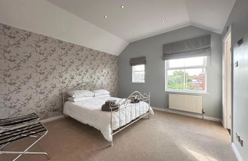 Spacious 4 Bed Home near Elizabeth Line, perfect for Contractors, Families & Groups - Foto 12
