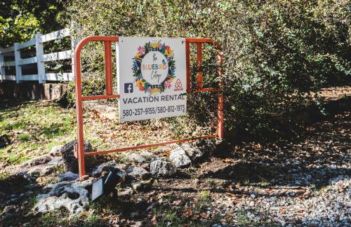 The Bluebird Cottage Style Cabin with Hot Tub near Turner Falls and Casinos - Foto 22