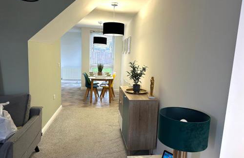 City Getaway - 3BR Home Near Etihad & AO Arena - Sleeps 6 - Foto 11