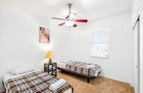 Tropical Desert Oasis Phoenix 5BR 3Bath with Outdoor Tiki Bar & BBQ - Photo 24