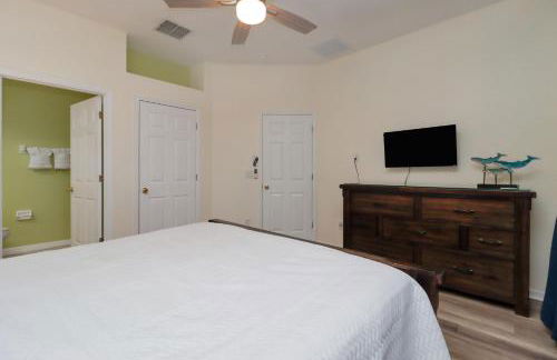 Serene 4-Bedroom Lakeview Retreat with South-Facing Pool & Sun-Drenched Outdoor Living - Foto 73