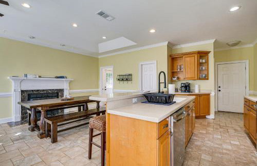 Lake Hartwell Getaway with Private Dock and Fire Pit! - Foto 9