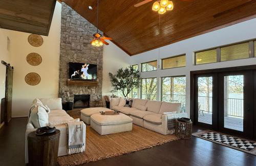 Ultimate Lake Resort Xtravaganza - Luxury - Waterfront - Boathouse - Sleeps 18 - Photo 13