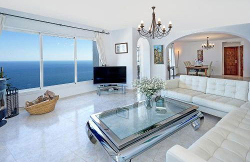 Breathtaking Seaside Villa with Heated Saltwater Pool & Panoramic Terraces - Foto 5