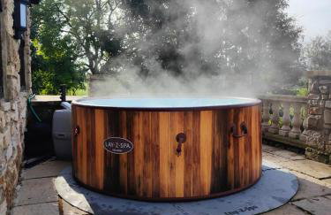 Stunning 2 Bedroom Guest House with Hot Tub - Photo 9