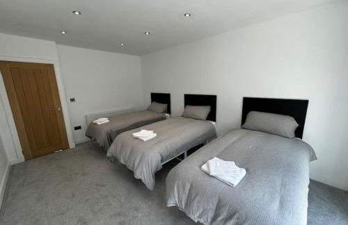 Brand New 4 Bed Deluxe Modern Villa - Sleeps 9 - Private Parking & Garden - Foto 8
