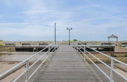 Escape to Raleigh Ave Glamour - Steps to the Beach - Foto 34