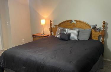 Cozy 3 Bedroom Home in Quiet Neighborhood - Photo 11