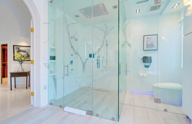 Carolwood - Modern Tuscan Villa With Rolling Lawns and Loggia in Holmby Hills - Photo 48