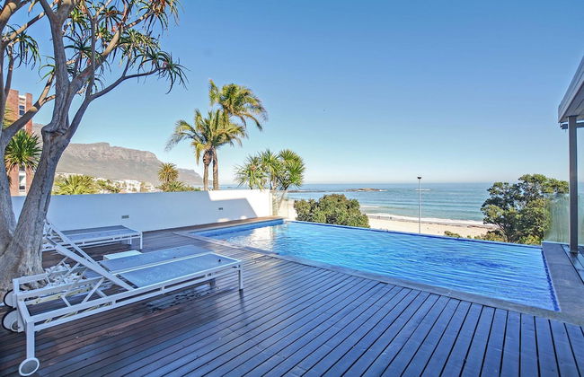 Villa Bleu Blanc in Camps Bay With Pool and Views - Foto 1