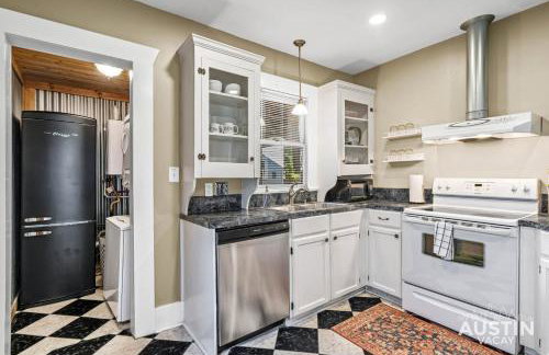 East Austin 2BR 1BA w Patio and Grill, Pet-Friendl Walk to 6th By Austin Vacay - Foto 33