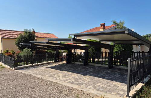 Sunny Garden Villa with Pool - Foto 45