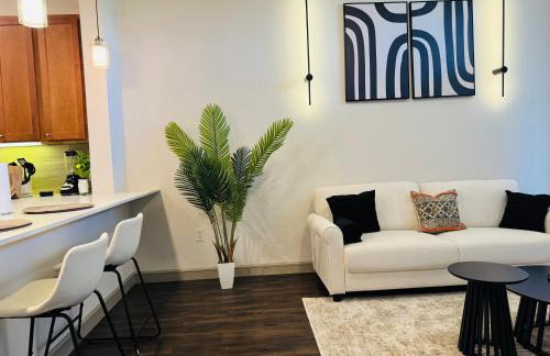 Downtown Modern Elegance Suite with Free Parking, Pool, WIFI and a King Bed - Foto 5