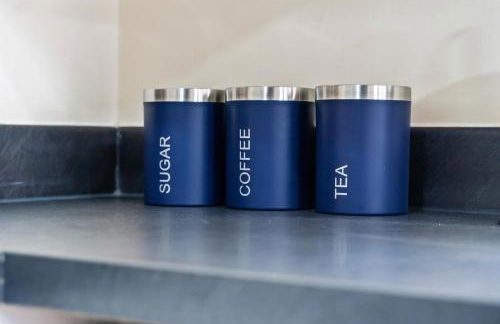 Balmoral Court -Sleeps 6 - Free Parking with Workspace - Balcony & High-Speed WiFi - Foto 25