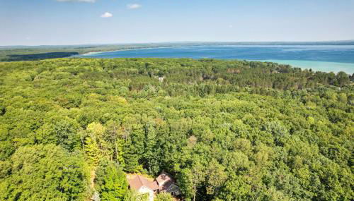 Roscommon Retreat with Deck about 1 Mile to Higgins Lake - Foto 2