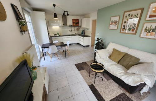 Appt 2 chambres au calme - jardin privé - Metro D, Eurexpo, Groupama Stadium - Foto 8