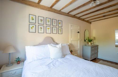 Gleneda Cottage - a renovated, traditional Cotswold cottage full of charm with fireplace and garden - Photo 48