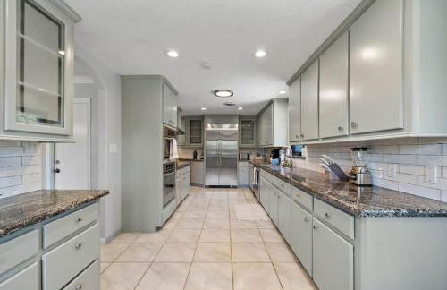 Waterfront oasis with private pool, game room, fire pit and volleyball court - Foto 21