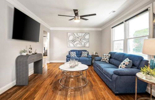 Fenced Yard, Swing Set Pawfect for Family and Dogs! - Foto 1