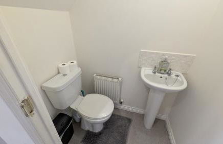 Large Modern House with Private Parking - Foto 8