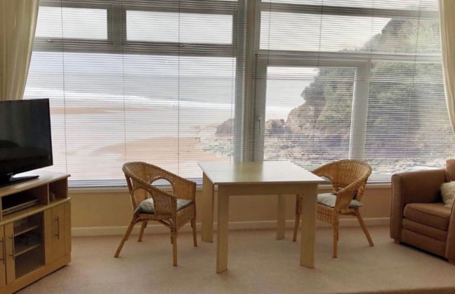 Stunning Beach Front Apartment in Caswell Swansea - Photo 1