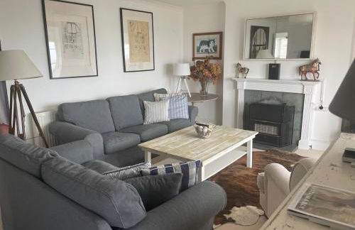 Elm Lodge charming with stunning coastal views! - Photo 4