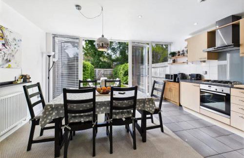 3 bed modern townhouse with self check in, sleeps 6, 35mins direct train to London Waterloo, zone 6 - Photo 4