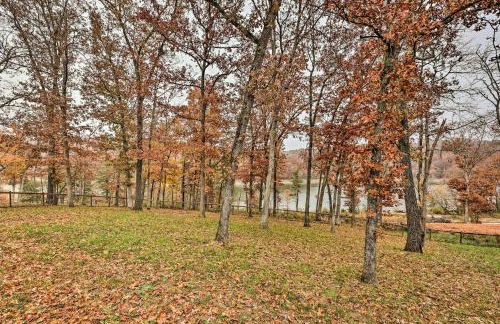 Lakefront Rogers Getaway with Hot Tub and Deck! - Foto 40