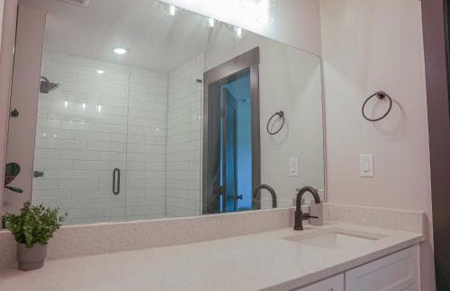 Loop, New Luxurious Large 3BR House, Sleeps 11 with Free Parking - Photo 49