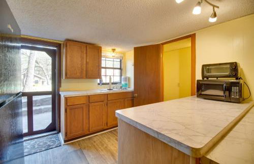 Dock and Water-View Deck Home on Lake Dardanelle - Foto 23