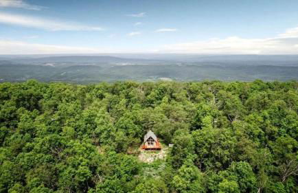 Rustic-Modern Chalet w/ Fire Pit, Deck & Views in Slanesville, WV - Foto 53