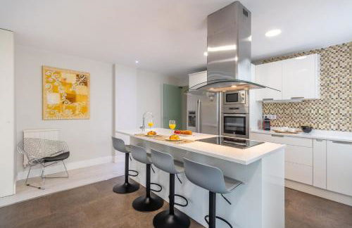 Spectacular 2-Bedroom Apartment with Stunning Retiro Park Views In the Heart of Barrio Salamanca - Photo 9