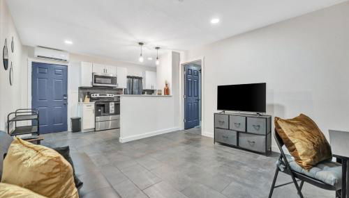 Walk to Stadium, 2 Parking spots, Dog Park, BBQ - Foto 2